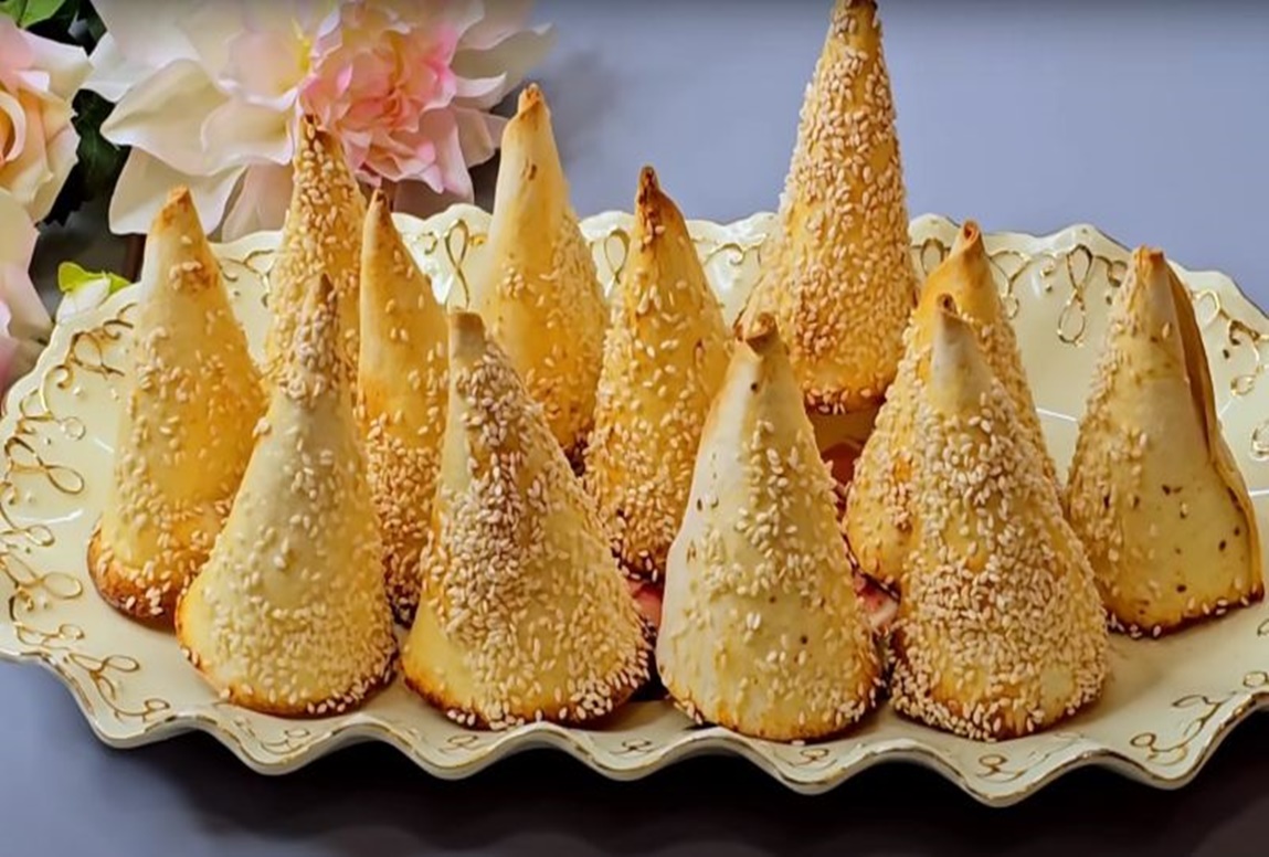 Salata în cornete de lipie este o modalitate modernă de servire și o nouă abordare a salatei obișnuite. Ideea de bază este de a pune o salată clasică de legume într-o cupă crocantă de lipie