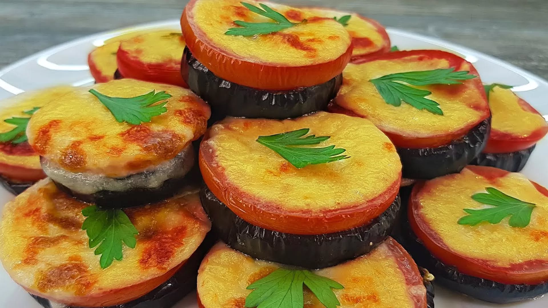 O reteta rapida, sanatoasa si delicioasa! Uite cum faci cele mai bune Vinete cu Ciuperci si Cascaval la Cuptor