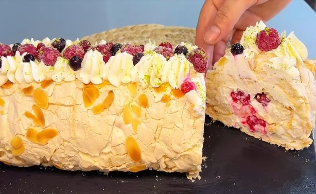 Fac rulouri de bezea pentru fiecare sărbătoare, oaspeții mei le adoră. Desertul se dovedește a fi fraged și mătăsos Fac rulouri de bezea pentru fiecare sărbătoare, oaspeții mei le adoră. Desertul se dovedește a fi fraged și mătăsos