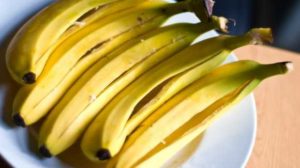 10 motive surprinzătoare pentru care ar trebui să nu mai arunci cojile de banană!