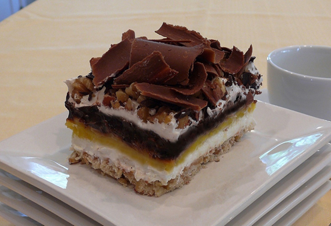 Află acum de cea mai bună prăjitură cu budincă de vanilie, ciocolata, frisca și nuci