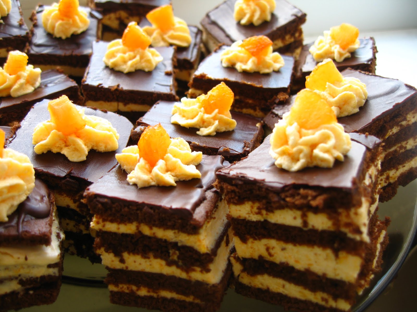 Prajitura eleganta cu caise aromate si ciocolata