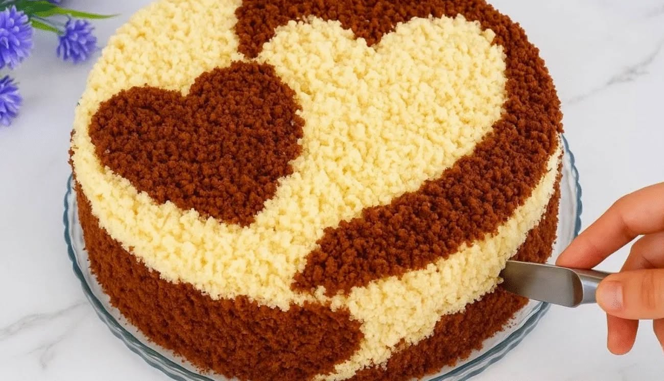 Tort creț, incredibil de delicat și frumos! Pandișpan aerisit, cremă ușoară de brânză și o aromă plăcută de vanilie fac din acesta desertul perfect