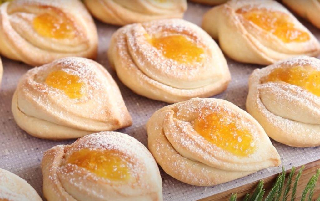 Fursecuri delicioase cu umplutură făcute din ingrediente simple. Minunate pentru o sărbătoare in familie