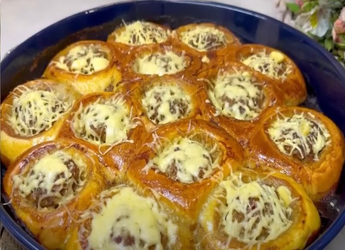 Plăcintele cu carne sunt un preparat consistent și aromat, care combină un aluat fraged cu o umplutură suculentă si deliciosă