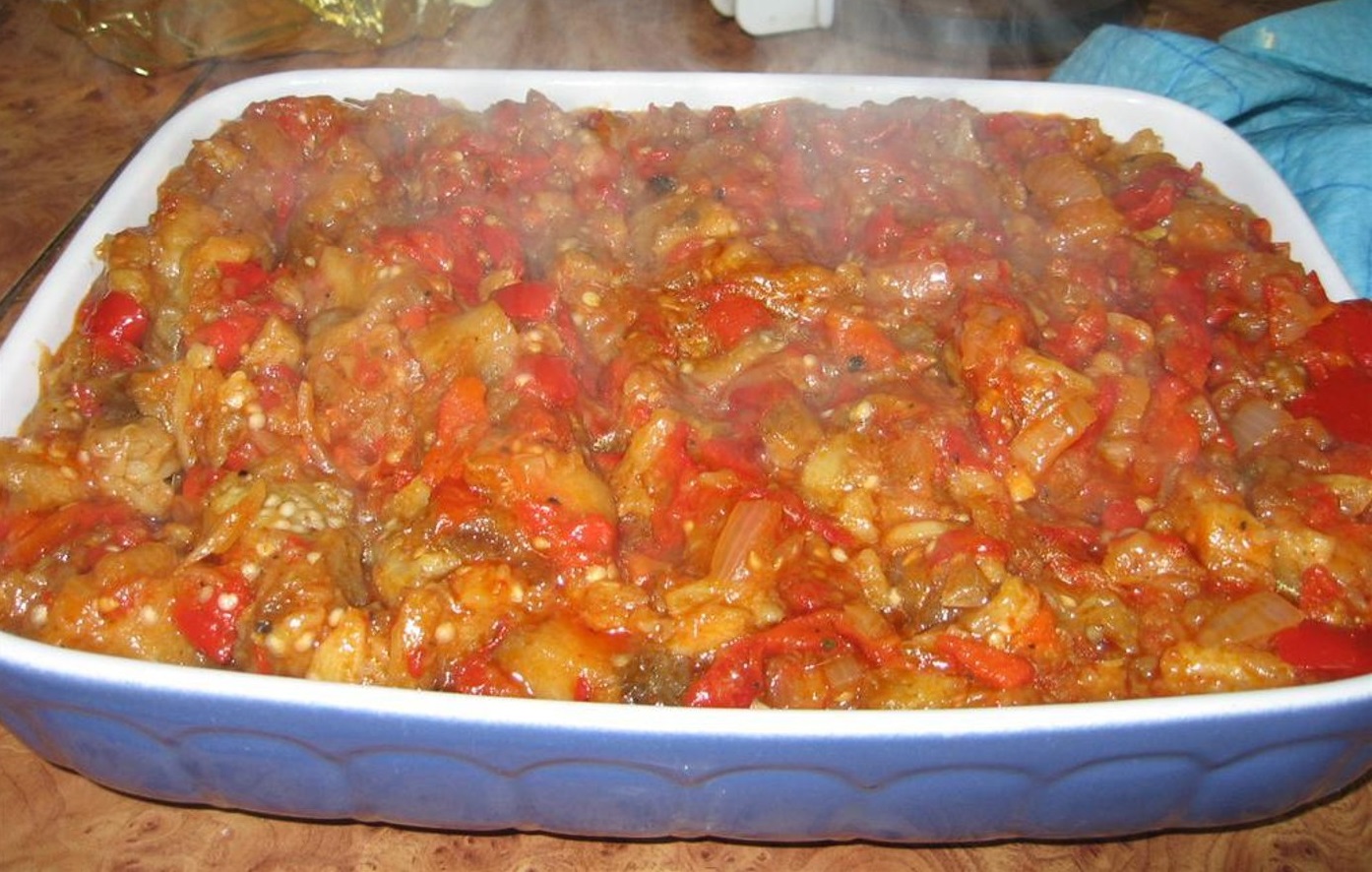 Tocanița de vinete coapte cu legume este delicioasa și foarte ușor de pregătit