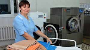 Hainele nu vor mai împrumuta culoare în timpul spălării. O femeie care lucrează de ani de zile într-o spălătorie, ne-a dezvăluit secretul!