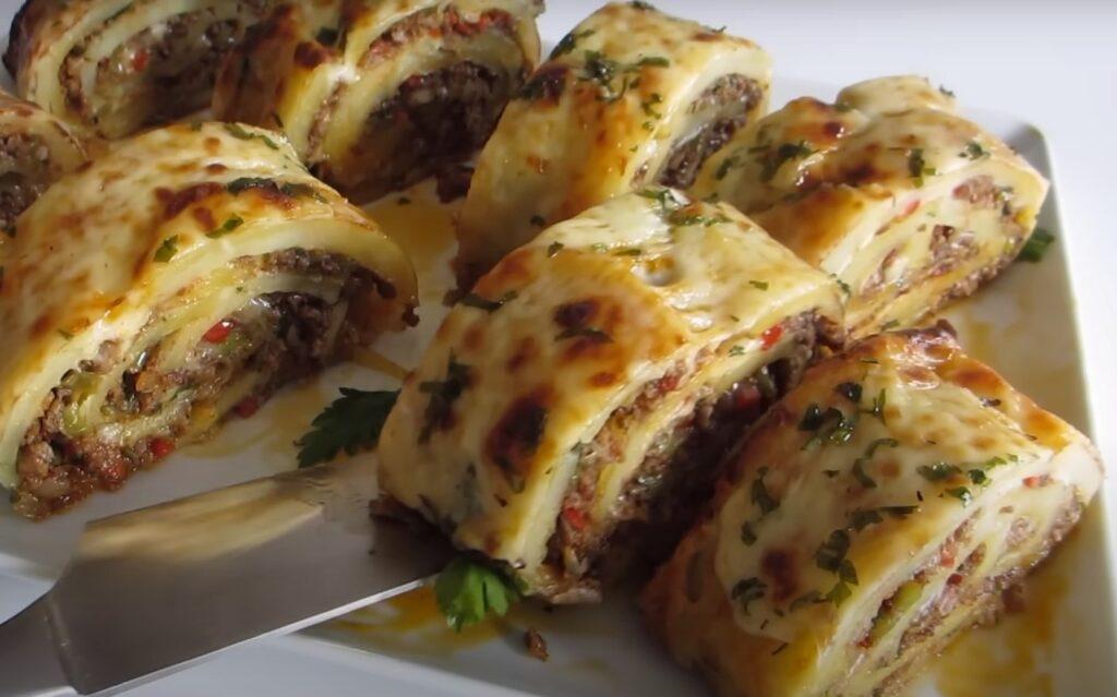 Cu siguranță o voi pregăti pentru masa de sărbători. Ruladă excelentă de cartofi cu umplutură de carne si brânză cheddar