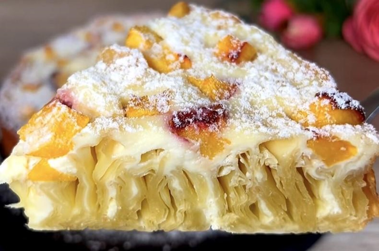 Atât de delicios, dar totuși atât de simplu! Toți invitații mei au fost încântați și mi-au cerut rețeta. Acum, această prăjitură cu smântână este preferata mea!