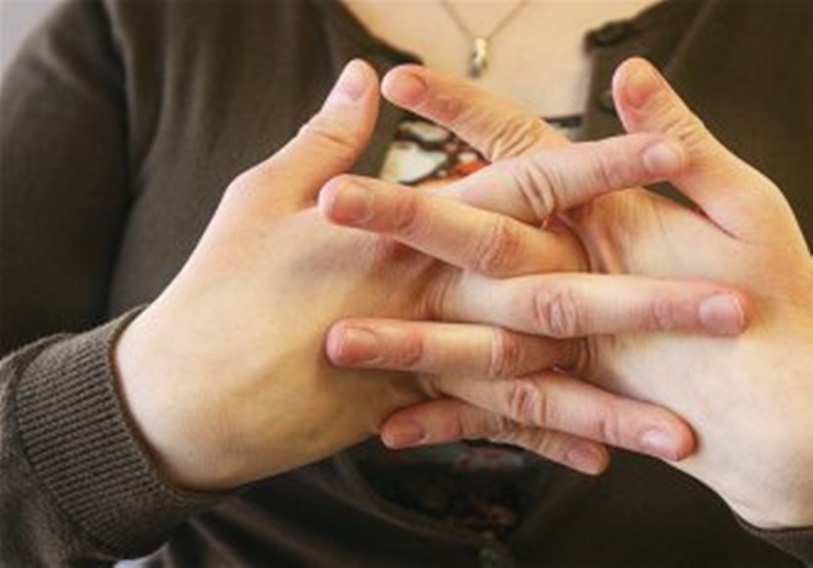 Trosnitul degetelor: produce sau nu ARTRITĂ? Cât de dăunător este să-ţi trosneşti degetele şi gâtul. Ce spun medicii despre unul din cele mai frecvente obiceiuri