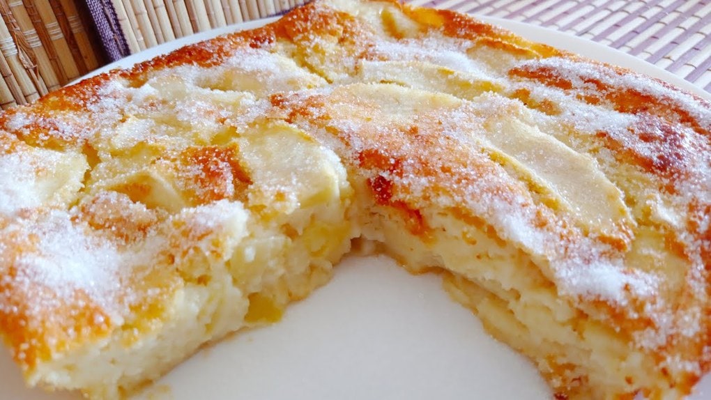 Prăjitura cu iaurt și mere se prepară foarte ușor, iar gustul ei minunat îi surprinde pe toți