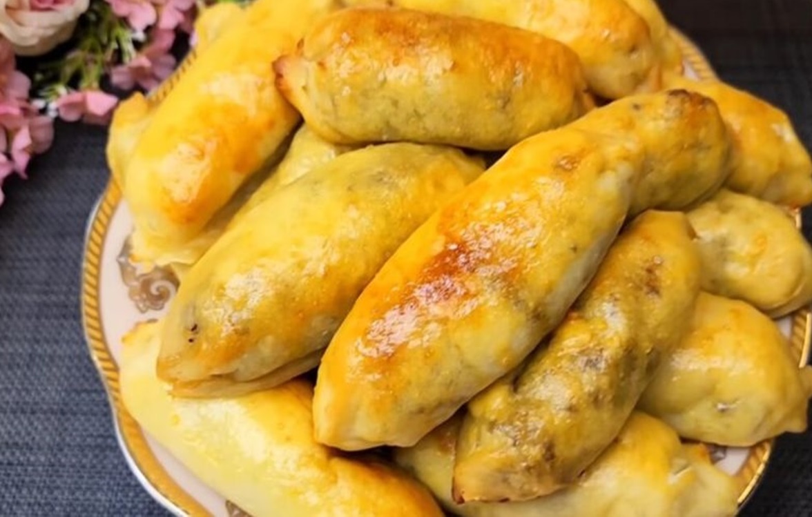 Plăcinte suculente făcute din aluat subțire cu o umplutură parfumată în interior