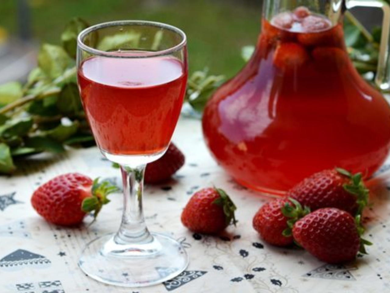 Căpșunată sau lichior de căpșune – Rețeta bunicii pentru o băutură delicioasă și aromată