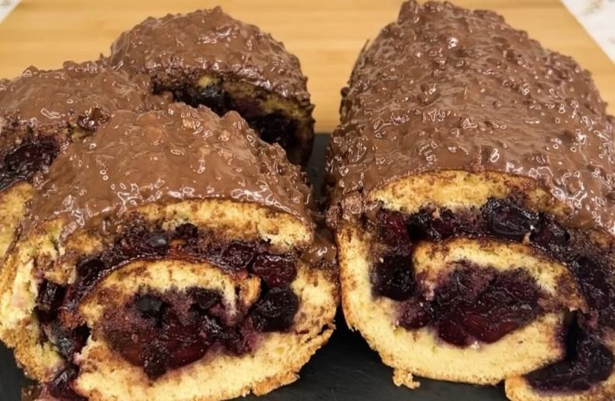 Ruladă de ciocolată, se prepară rapid, ușor, din cele mai ieftine produse. Iese neobișnuit de fragedă și foarte gustosă!