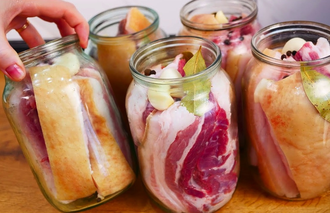 O delicatesă care ți se topește în gură. Cum se prepară slănina în saramură, cu proprietăți curative