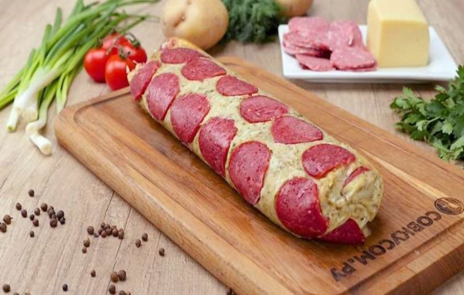 Reteta foarte gustoasa pentru rulada din cartofi si salam. Secretul acestei delicatese consta in ingredientele ieftine