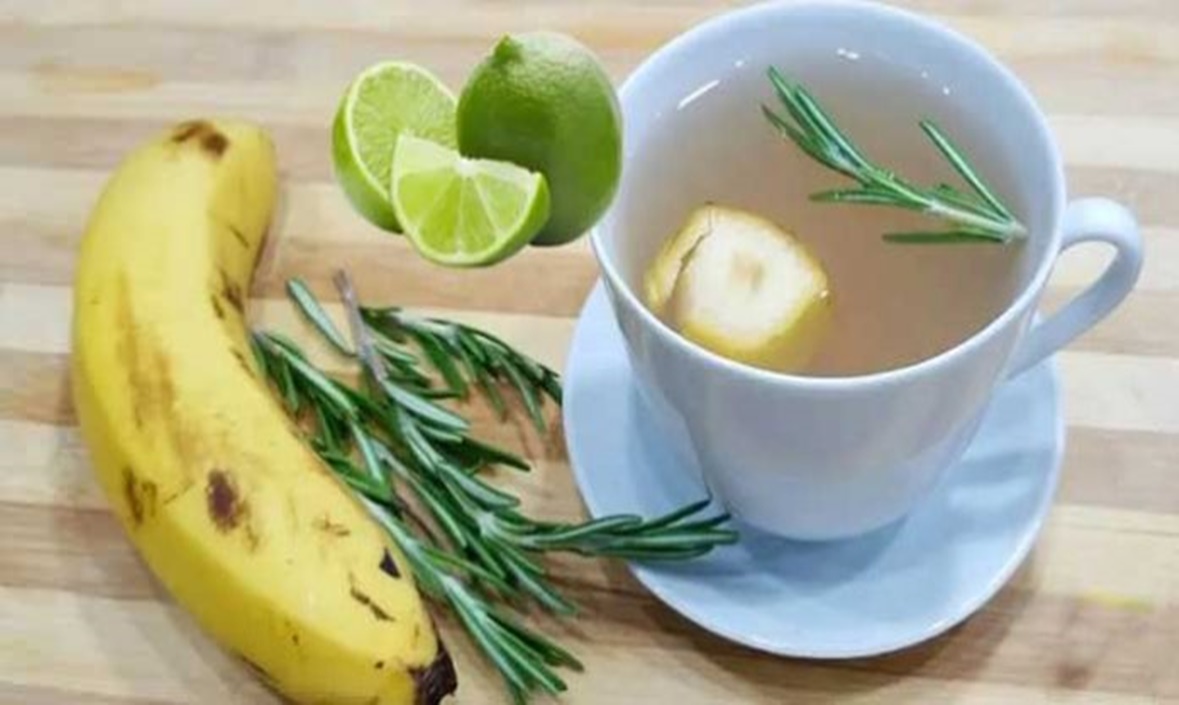 Ceai de banane cu rozmarin și lămâie – îmbunătățește memoria, ameliorează durerea și combate insomniile