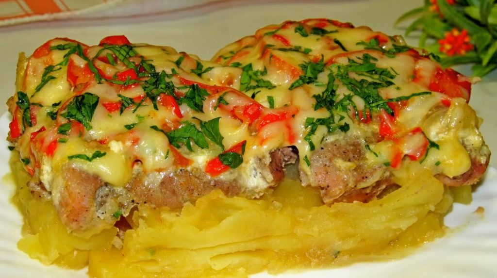 O rețetă grozavă pentru cei grăbiți: ceafă suculentă de porc la cuptor cu cartofi, roșii și brânză
