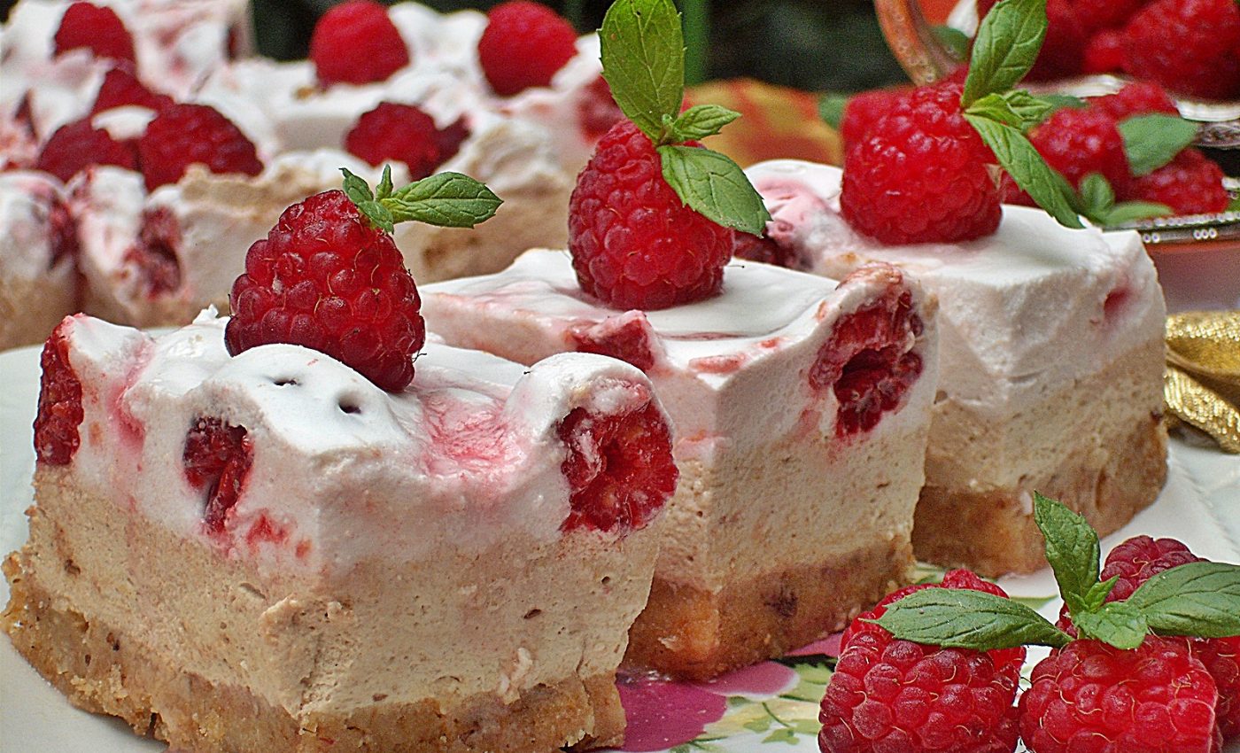 Prăjitură cu zmeură, budincă și frișcă – un desert apetisant, cremos și răcoritor