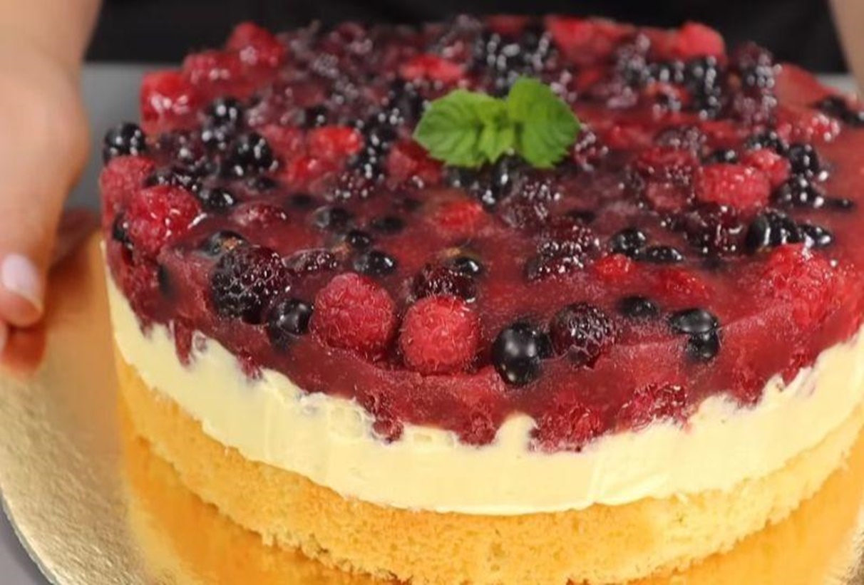 Strălucitoare, frumoasă, super fragedă, parfumată și foarte gustoasă! Baza este un pandișpan delicat cu vanilie, o cremă delicioasă și multe fructe de pădure, umplute cu jeleu