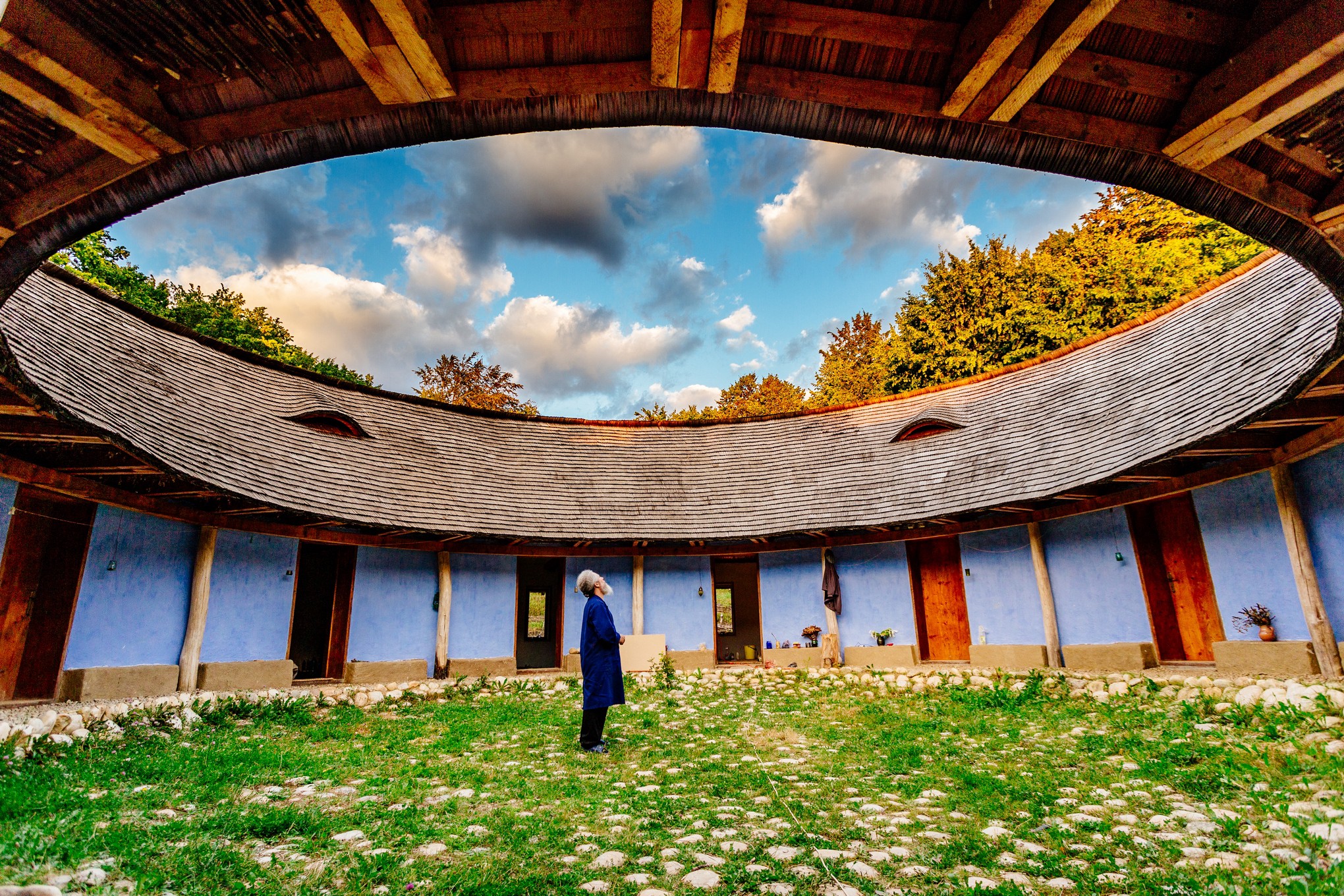 Dacă soarta îți închide toate ușile, nu dispera, cu siguranță va deschide o fereastră pentru a ieși