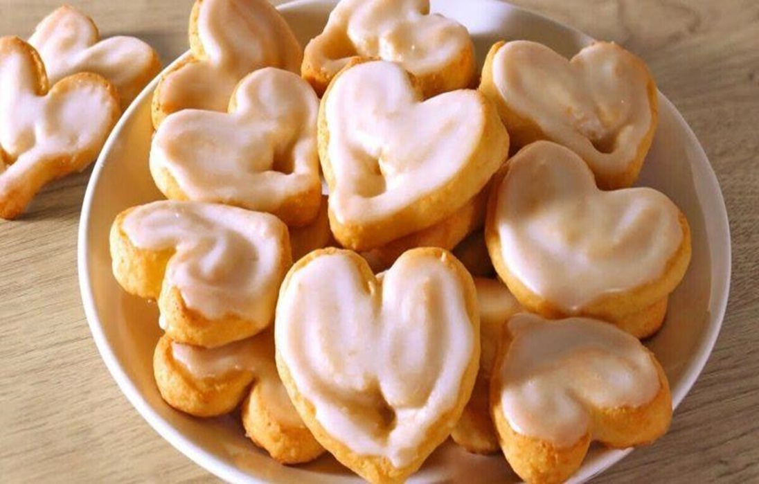 Fursecuri delicioase cu brânză și glazură de lapte Fursecuri delicioase cu brânză și glazură de lapte