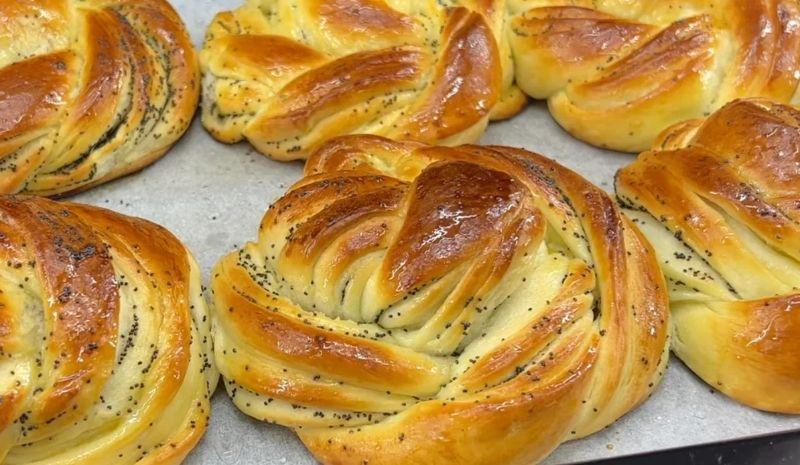 Chifle cu mac, moi și foarte gustoase! Sunt preparate din cele mai simple produse și sunt foarte ușor de făcut, membrii familiei le adoră!