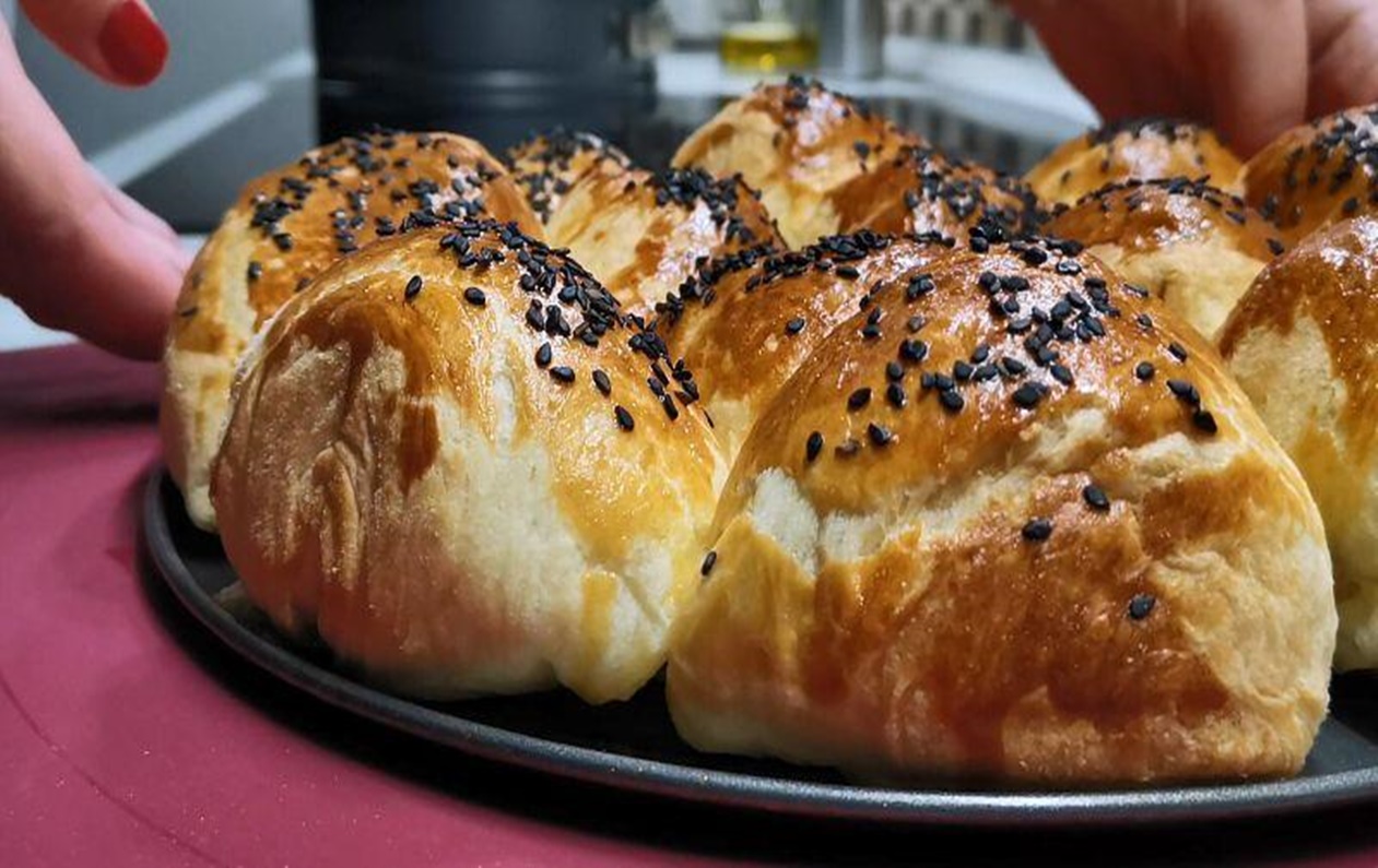 Aceasta este o rețetă de chifle cu cârnați din aluat foietajat. Produsele de patiserie sunt delicioase și frumoase