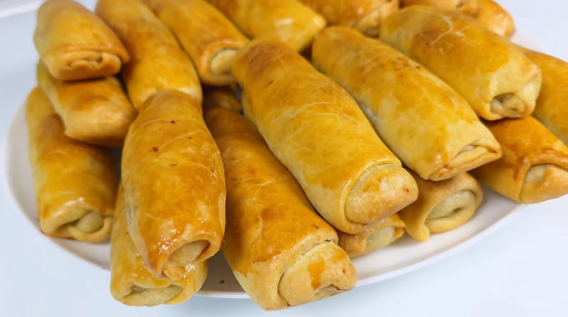 Plăcintele sunt parfumate și pufoase, cu o crustă crocantă și aurie. Iar umplutura de cartofi adaugă o aromă specială. Aceste plăcinte sunt exact cum le făcea bunica