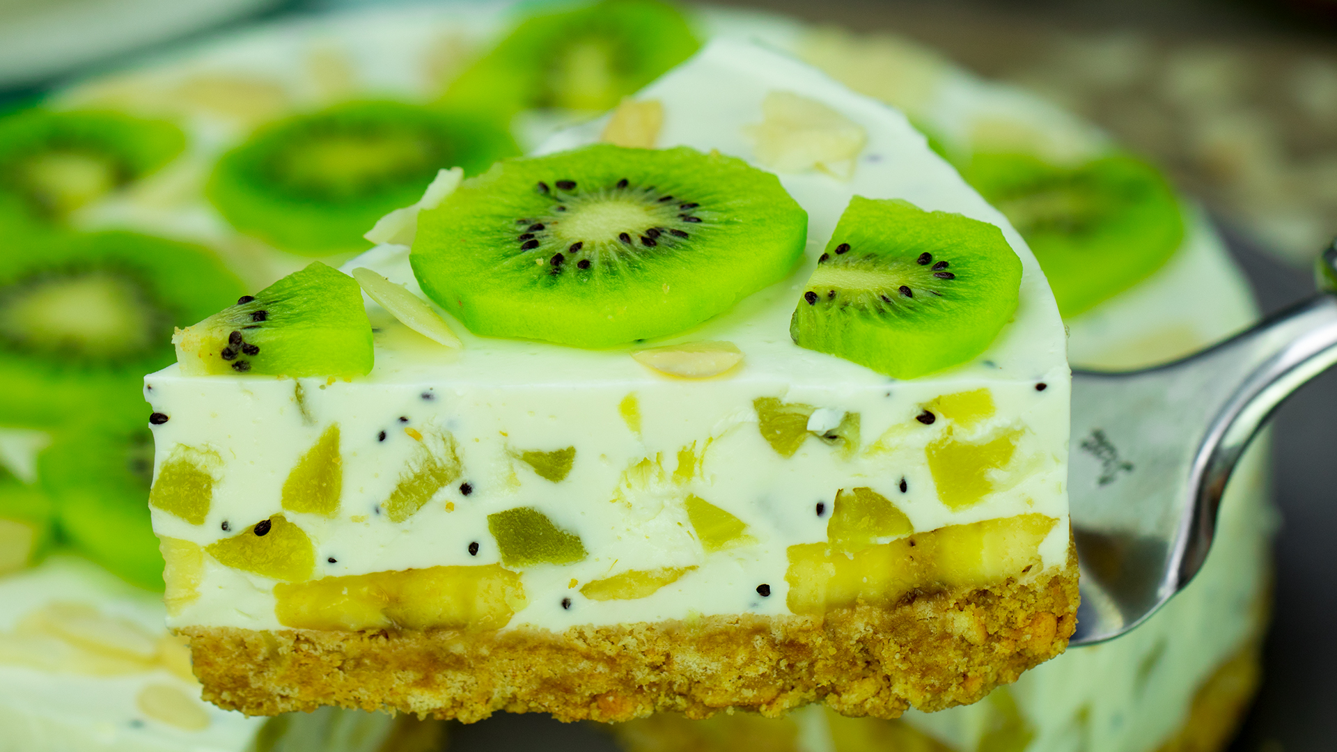 Un tort absolut delicios, fără coacere și sărac în calorii! Tort de iaurt cu kiwi și banane!