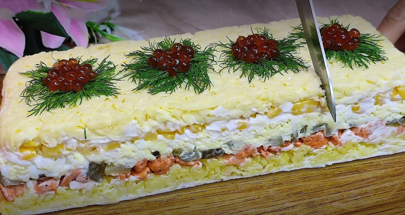 O fac în fiecare an. Salată boierească decorată cu caviar, este o nebunie de delicioasă și infrumusetează minunat masa de Sărbători