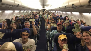 S-a urcat în avion și a dat fiecărui pasager o bancnotă. Nu erau mulți bani, dar oamenilor tot nu le venea să creadă. Abia când a explicat de ce a făcut-o, un avion plin cu oameni
