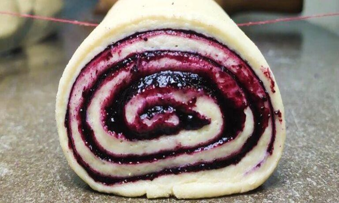 Ruladă savuroasă cu afine și glazură