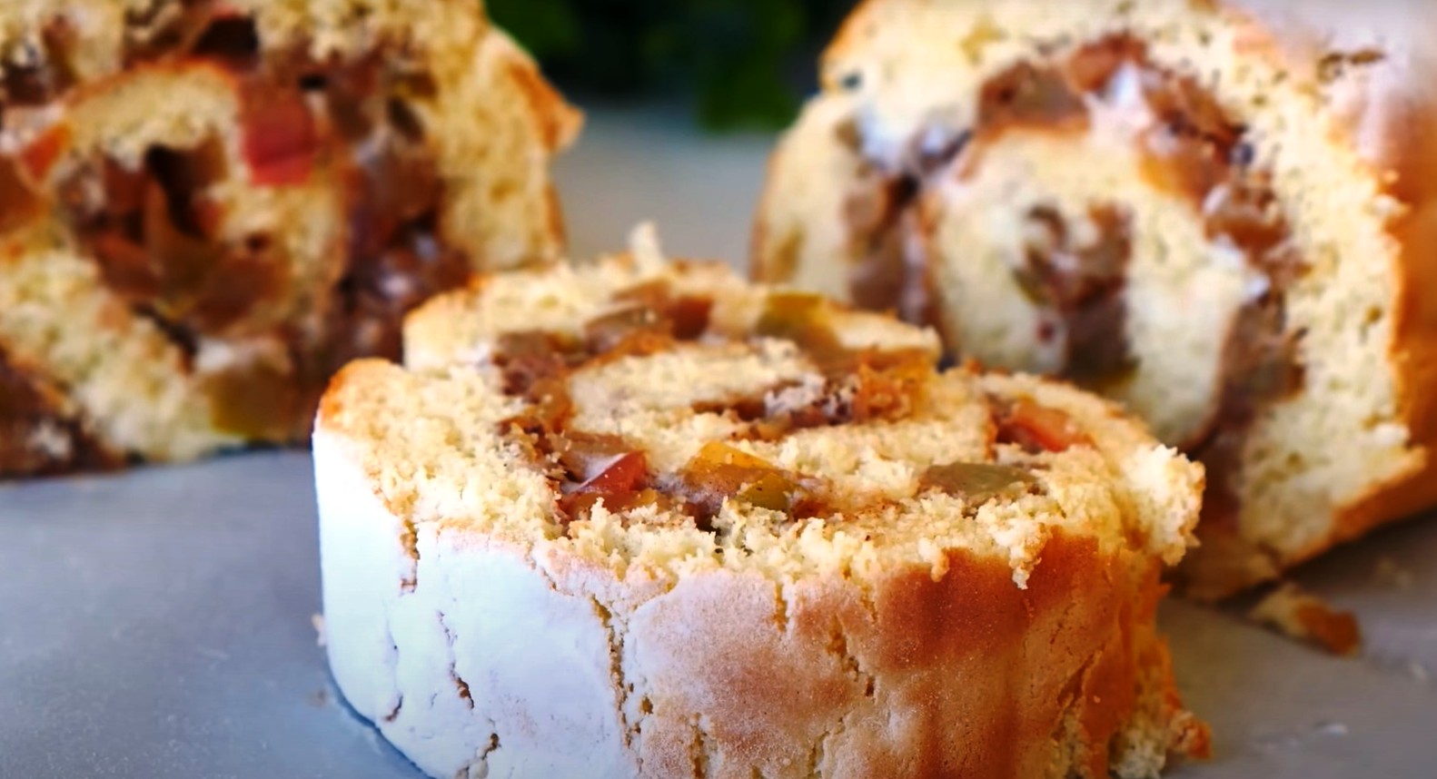 Ruladă savuroasă cu mere pe masa festivă. Cea mai delicioasă și mai economică. Serviți imediat după gătire