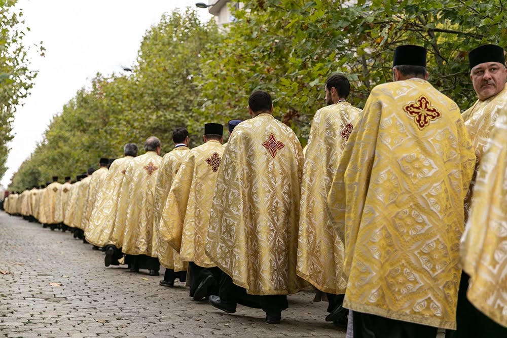 Este oficial. Contribuțiile bănești cerute de biserici pentru nunți, înmormântări, botezuri NU sunt obligatorii. Preoții fac abuzuri asupra enoriașilor Este oficial. Contribuțiile bănești cerute de biserici pentru nunți, înmormântări, botezuri NU sunt obligatorii. Preoții fac abuzuri asupra enoriașilor