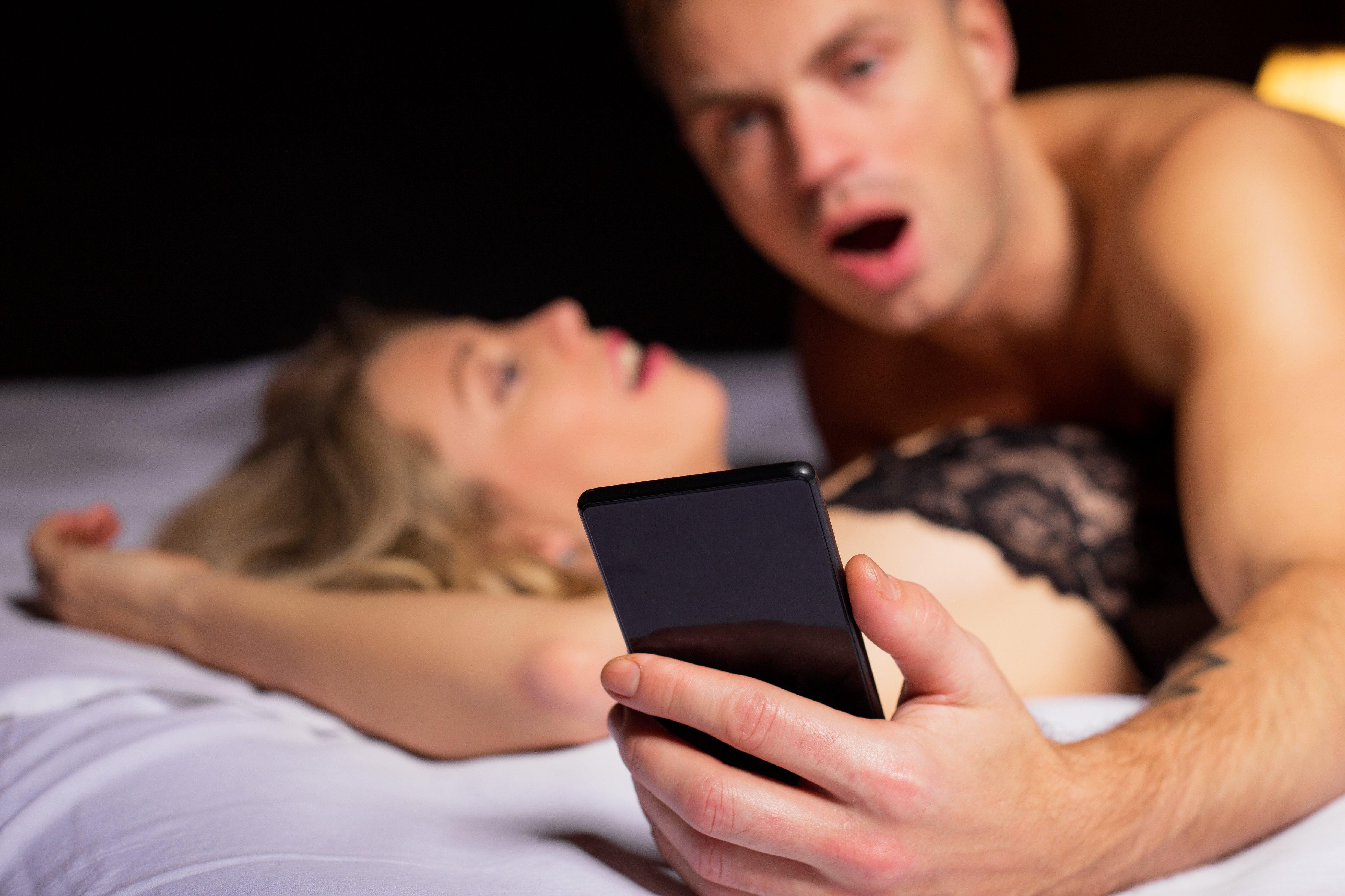 Medicii au facut anuntul: ce se intampla in corpul tau daca tii telefonul in pat sau langa pat noaptea, in timpul somnului! Ai mare grija, se pare ca nu este de gluma cu asa ceva!
