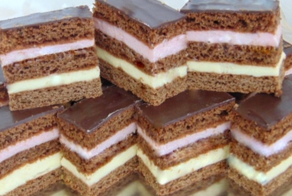 Prăjitură cu foi de cacao, cu straturi bogate de cremă aromată și o glazură elegantă. O adevărată încântare pentru iubitorii de deserturi rafinate