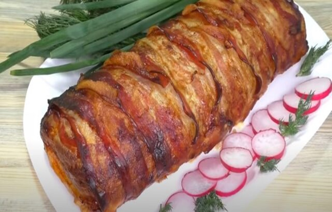 Ruladă aperitiv pentru o masa festivă – Ruladă cu carne tocată, șuncă și cașcaval, învelită în bacon, crustă aurie, ușor crocantă