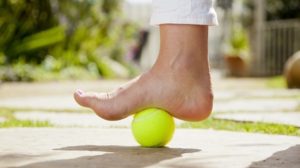 Trei mișcări simple îți sunt necesare pentru a combate durerile de genunchi și șold!