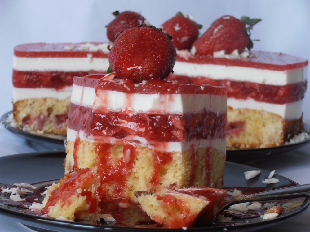 Prăjitură cu jeleu de piersici și căpșuni – este incredibil de gustoasă și arată minunat