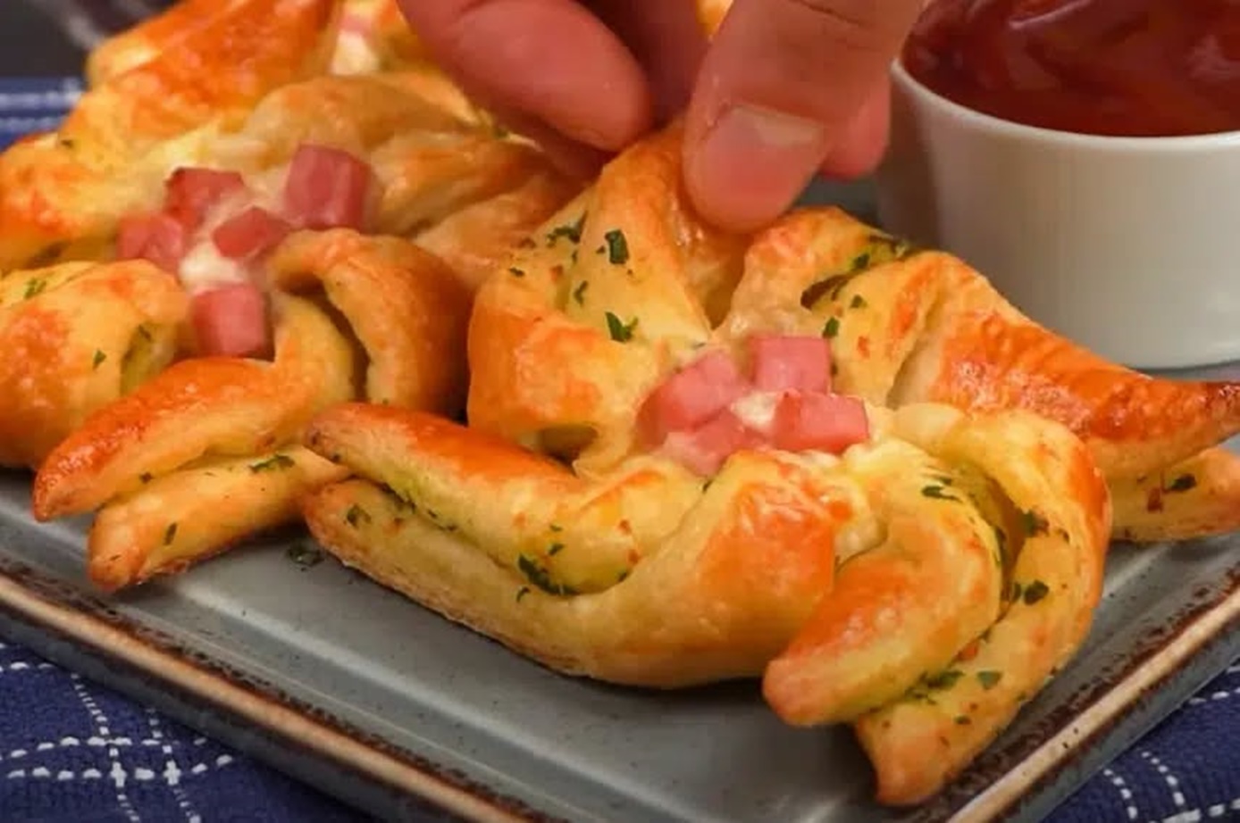 Haideți să pregătim împreună acest delicios aperitiv din foietaj. Elicii sărate umplute cu brânză, usturoi si suncă! Haideți să pregătim împreună acest delicios aperitiv din foietaj. Elicii sărate umplute cu brânză, usturoi si suncă!