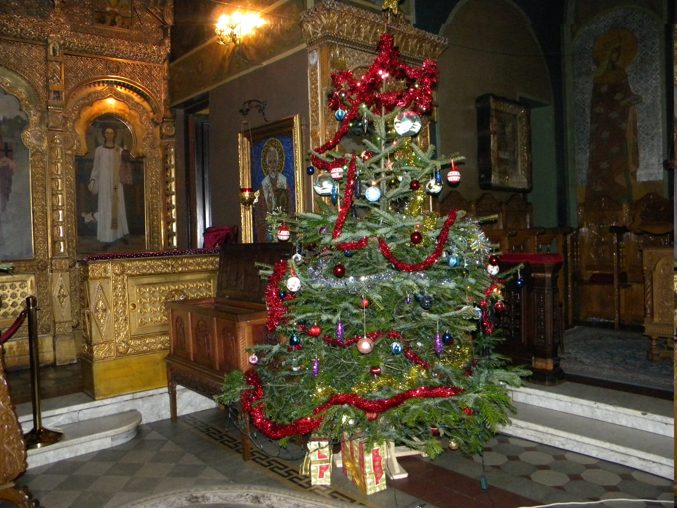 Impresionanta istorie a Crăciunului. Crăciunul, sărbătoarea naşterii lui Iisus, cu brad împodobit, daruri şi colinde