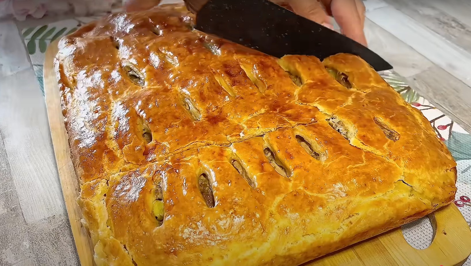 Amestecă totul și dă la cuptor. O plăcintă cu carne tocată, aromată și sățioasă: perfectă pentru cină sau prânz