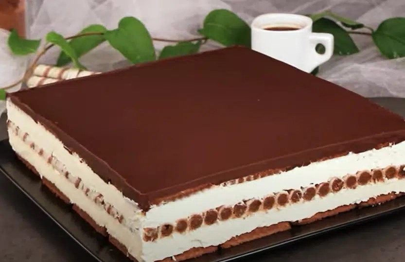 Tort fantastic de napolitană cu cremă delicioasă și glazură de ciocolată!