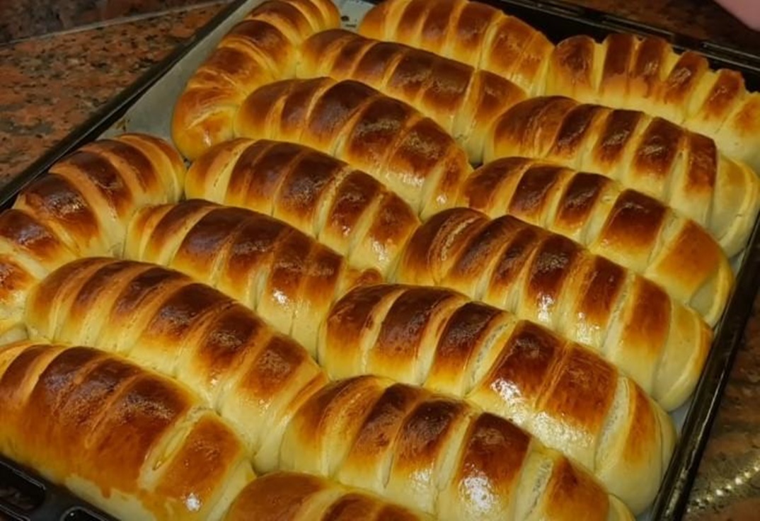 Chifle pufoase cu lapte și cu o umplutură delicată de cremă. Aroma și textura moale le fac o delicatesă pentru intreaga familie