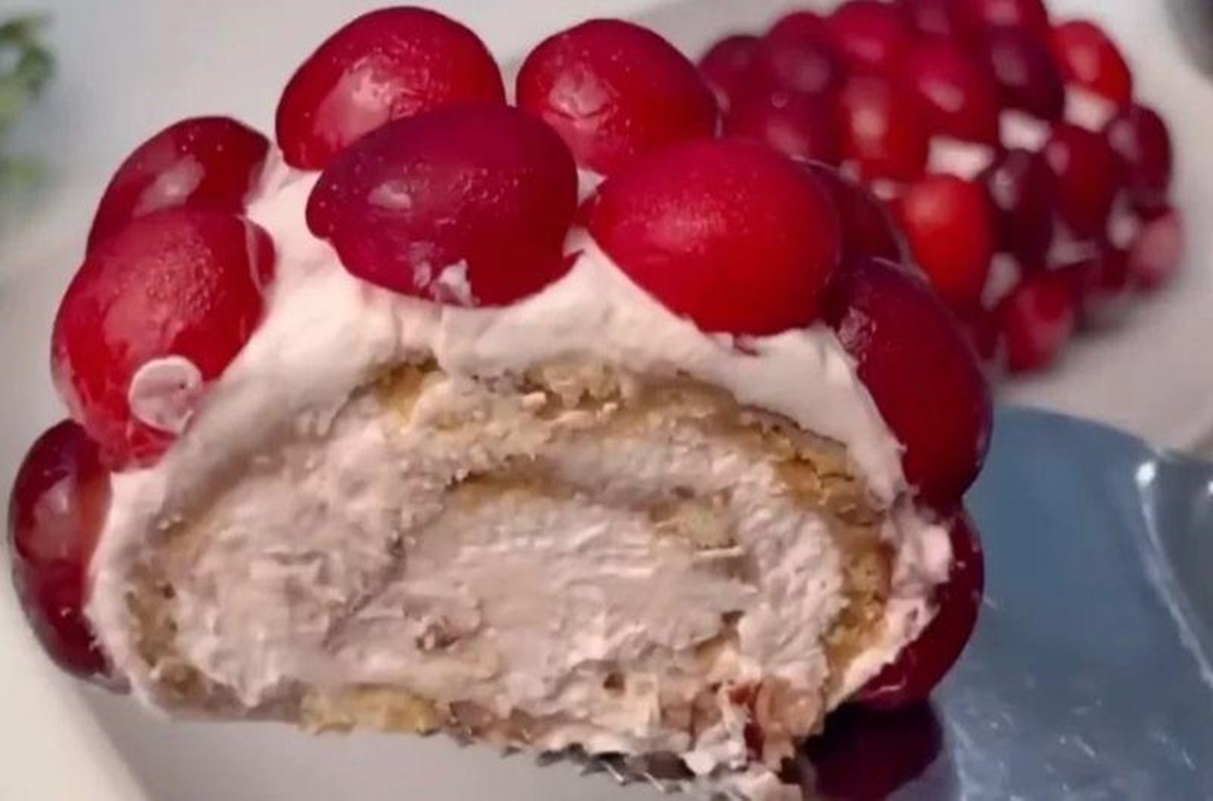 Ruladă delicioasă, fragedă și gustoasă cu cireșe. O adevărată descoperire fără coacere