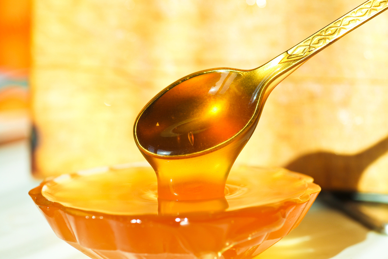 O lingură de miere înainte de culcare – are capacitatea de a îmbunătăţii eficienţa sistemul imunitar şi creşte capacitatea organismului de a face faţă bacteriilor şi virusurilor. Regenerează ficatul, protejează creierul şi ajută la scăderea în greutate