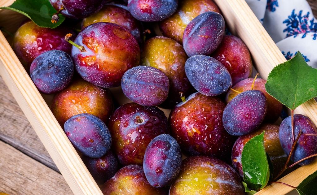 Prunele, miracole pentru sănătate! De ce e bine să consumi prune…13 motive care au să te motiveze să începi a consuma prune cât mai sunt!