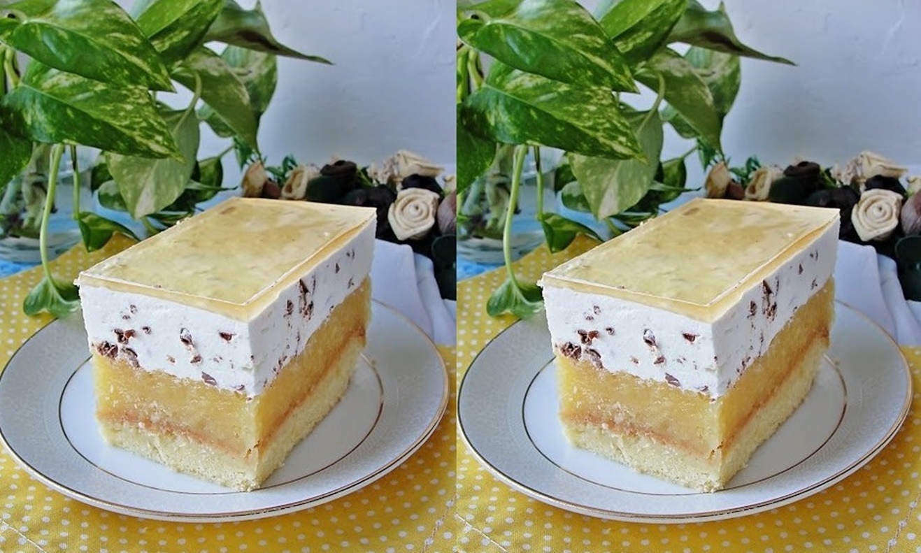 Tort delicios de mere cu cremă Stracciatella și pandișpan insiropat, iar deasupra jeleul de lămâie