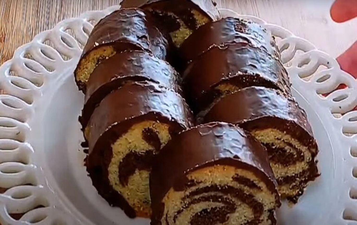 Ruladă frumoasă și delicioasă cu glazură de ciocolată! Se prepară simplu și ușor